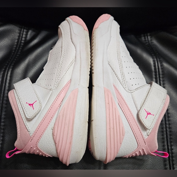Nike Jordan Max Aura 5 - Girls  size 1.5y  (20.5 Cm). White with pink - Picture 3 of 6